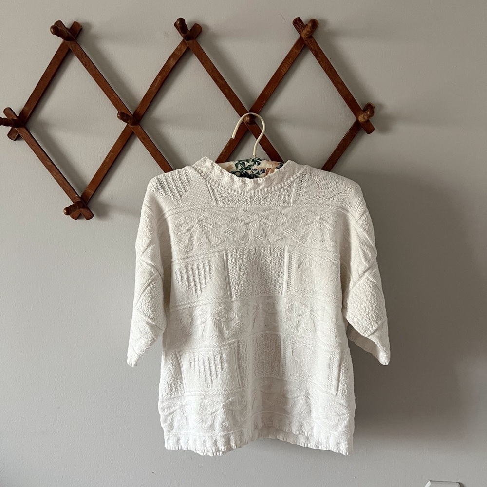 Vintage knit sweater top with bow pattern